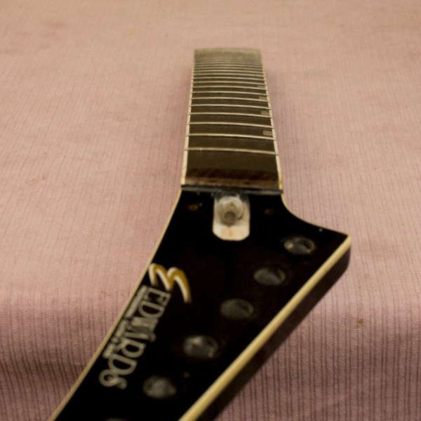 Как выбрать б/у гитару: проверка грифа