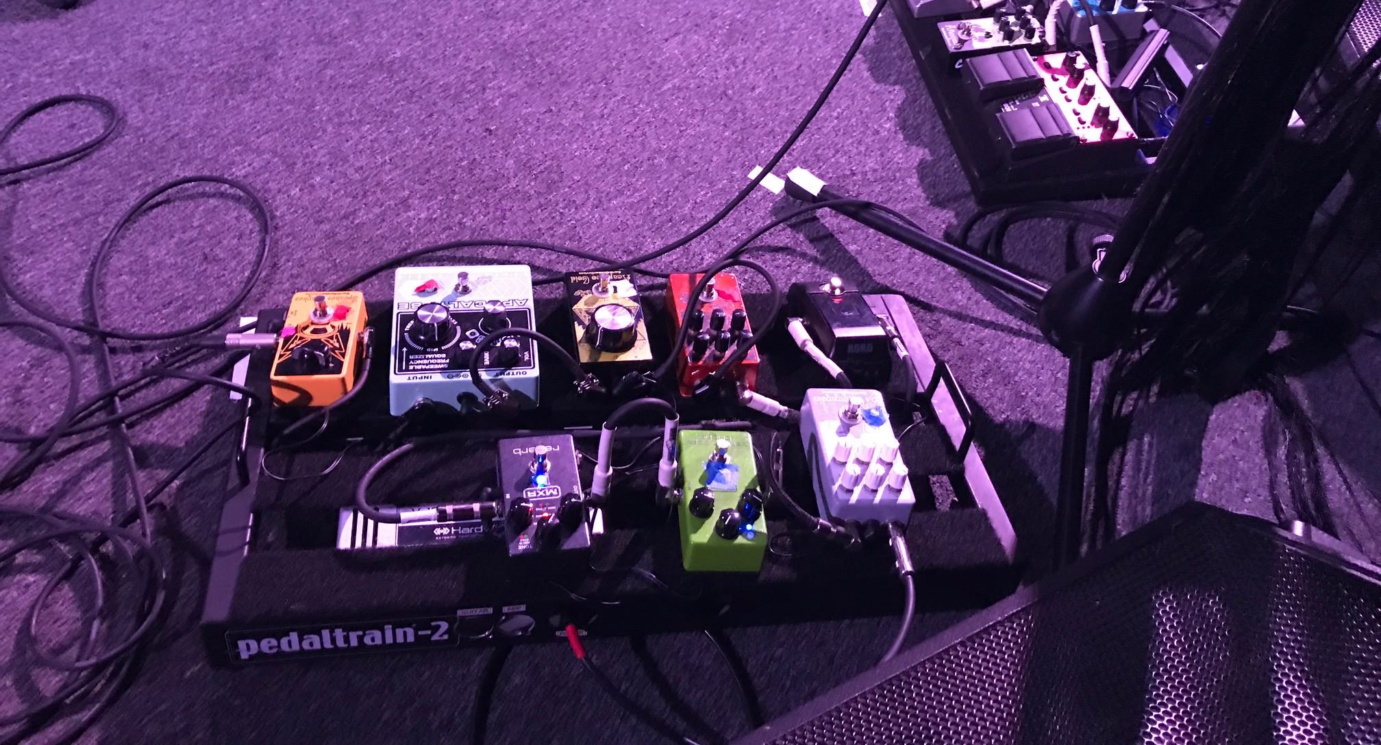 Педалборд на сцене лучше защитить от публики